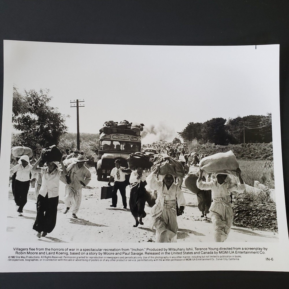 1982 MGM/UA Movie Photo 8x10 Inchon Mitsuhari Ishii Terence Young Moore IN-6 B&W